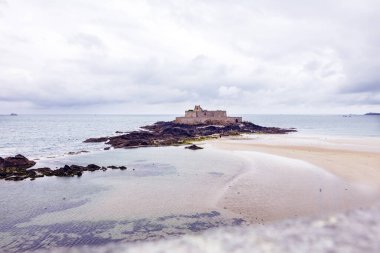 SAINT MALO, Fransa 'da 17. yüzyıldan kalma büyük bir granit kale inşa edildi.