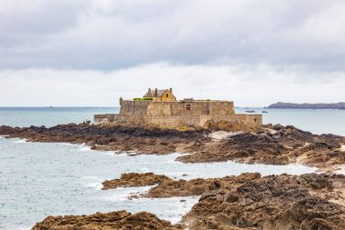 SAINT MALO, Fransa 'da 17. yüzyıldan kalma büyük bir granit kale inşa edildi.
