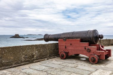 Fransa 'nın Saint Malo surlarında duran top.
