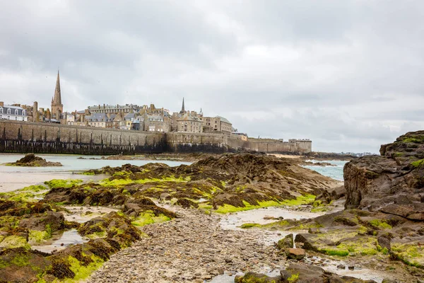 Saint Malo Şehrinin Alçak Gelgitte Bir Adacığından Görünüşü Fransa — Stok fotoğraf