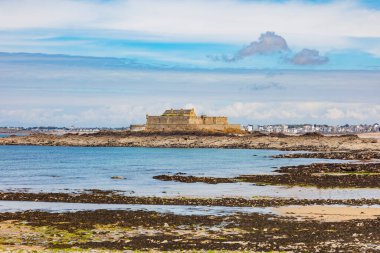 SAINT MALO, Fransa 'da 17. yüzyıldan kalma büyük bir granit kale inşa edildi.