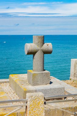 Fransa 'daki Saint Malo şehrini çevreleyen duvarda beton haç var.