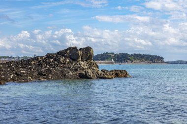 Sudan çıkan taşların görüntüsü, Fransa 'daki Dinard şehrinin arka görüntüsü.