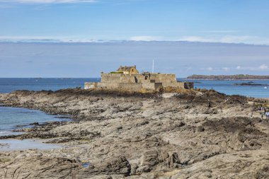 SAINT MALO, Fransa 'da 17. yüzyıldan kalma büyük bir granit kale inşa edildi.