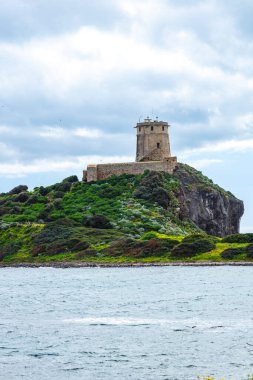 Adanın kıyısındaki deniz feneri, Sardunya, İtalya