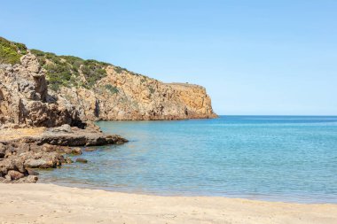 Sahil kıyısındaki taş uçurum, İtalya, Sardunya