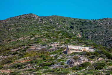 Bir tepede terk edilmiş bir bina, soyu tükenmiş bir madene ait binalar Buggerru, Sardinya, İtalya 'da