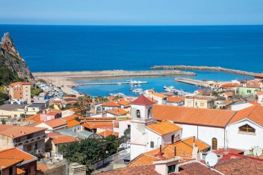 Tepeden güzel ve güzel bir kasaba olan Buggerru, Sardinya, İtalya 'nın Akdeniz kıyısında uzanan manzarası.