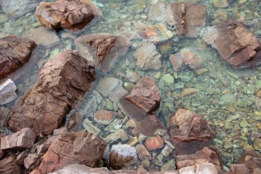 Sudan çıkan güzel kırmızı taşlar, deniz seti, üst manzara.