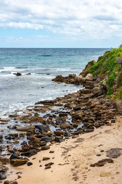 Sahil kıyısındaki taş uçurum, İtalya, Sardunya