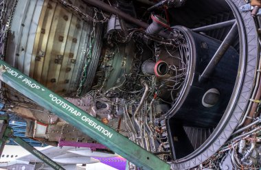 Gaz türbini motoru bir uçak endüstrisinin elektrik santralidir. Petrol ve gaz endüstrisi teknolojisinde de kullanılır. Fan kompresörü yanması ve türbin bölümünden oluşur..