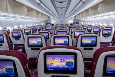 Bangkok Tayland, 7 Temmuz 2023. IFE Eğlence Sistemi ve Tay havayolları uçağında ekonomi sınıfı koltuklar.