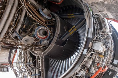 Uçak parkındaki bakım sırasında gaz türbini motoru kapanıyor. Tamirci ve teknisyen hidrolik tamiri ve elektrik santralinin kontrol sistemi..