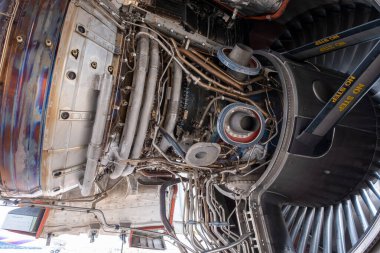 Uçak parkındaki bakım sırasında gaz türbini motoru kapanıyor. Tamirci ve teknisyen hidrolik tamiri ve elektrik santralinin kontrol sistemi..