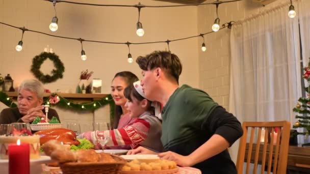 Щасливі Люди Святкують Столі Коли Різдво Новий Рік Вдома Веселий — стокове відео