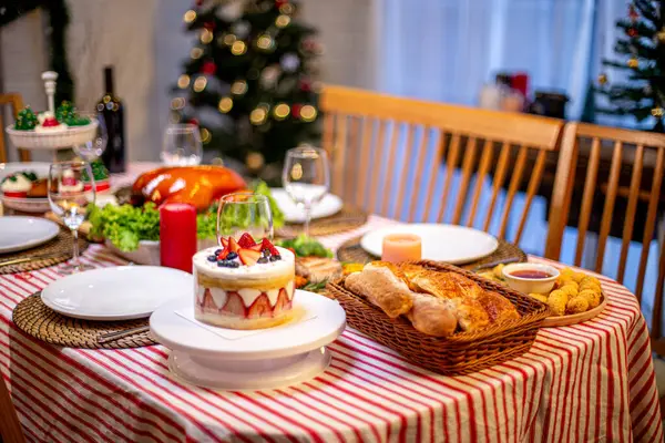 Güzel bir yeni yıl ve Noel dekorasyonu geçmişi. Yemek masasında insan olmadan tavuk ekmeği yemek gibi..