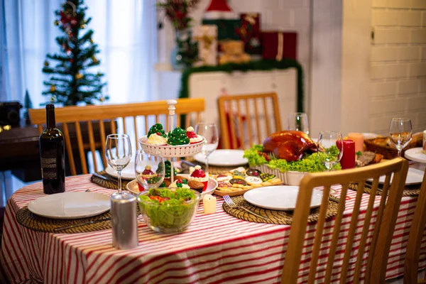 Güzel bir yeni yıl ve Noel dekorasyonu geçmişi. Yemek masasında insan olmadan tavuk ekmeği yemek gibi..
