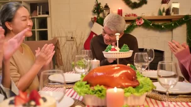 Gente Feliz Celebrando Una Comida Mesa Cuando Navidad Año Nuevo — Vídeo de stock