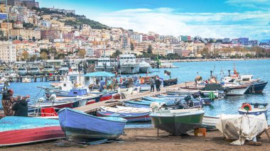 Napoli Körfezi 'nde tekneleriyle fotoğraflanmış balıkçılar.
