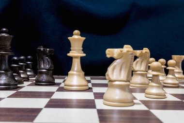 Satranç oyuncuları karanlık bir geçmişle bir satranç tahtasında fotoğraflandı.