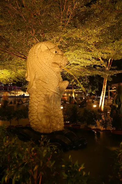 Merlion Park, Singapur 'daki Bebek Merlion heykeli ve çeşmesi..