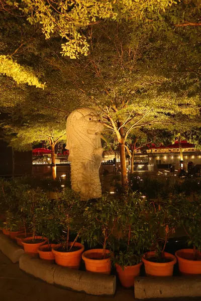 Merlion Park, Singapur 'daki Bebek Merlion heykeli ve çeşmesi..