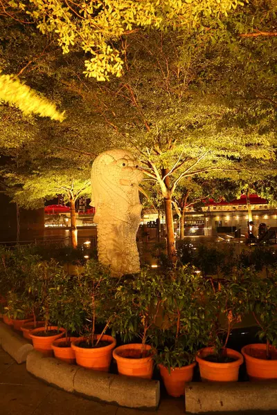 Merlion Park, Singapur 'daki Bebek Merlion heykeli ve çeşmesi..