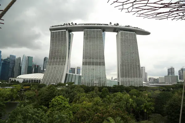 Singapur 'daki Marina Körfezi Kumları' nın manzarası. Bulutlu bir günde körfez kenarındaki Gardens köprüsünden..