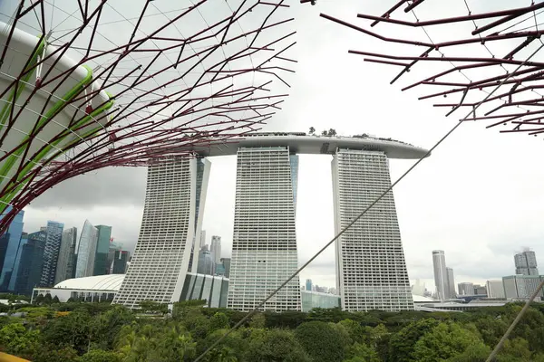 Singapur 'daki Marina Körfezi Kumları' nın manzarası. Bulutlu bir günde körfez kenarındaki Gardens köprüsünden..
