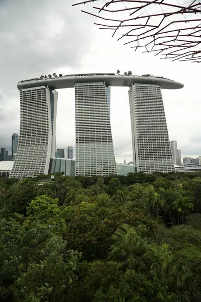 Singapur 'daki Marina Körfezi Kumları' nın manzarası. Bulutlu bir günde körfez kenarındaki Gardens köprüsünden..
