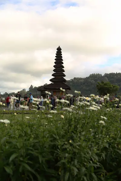 Bali Adası 'ndaki Pura Ulun Danu Batur Tapınağı. Sazdan çatılı Budist tapınağı. Göldeki tapınak. Etrafta bir sürü yeşillik var..
