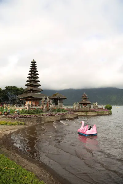 Bali Adası 'ndaki Pura Ulun Danu Batur Tapınağı. Sazdan çatılı Budist tapınağı. Göldeki tapınak. Etrafta bir sürü yeşillik var..