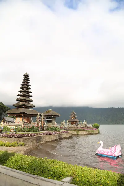 Bali Adası 'ndaki Pura Ulun Danu Batur Tapınağı. Sazdan çatılı Budist tapınağı. Göldeki tapınak. Etrafta bir sürü yeşillik var..