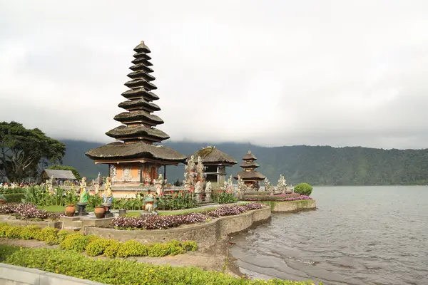 Bali Adası 'ndaki Pura Ulun Danu Batur Tapınağı. Sazdan çatılı Budist tapınağı. Göldeki tapınak. Etrafta bir sürü yeşillik var..