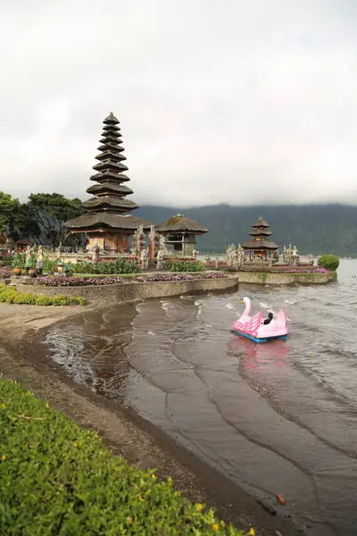 Bali Adası 'ndaki Pura Ulun Danu Batur Tapınağı. Sazdan çatılı Budist tapınağı. Göldeki tapınak. Etrafta bir sürü yeşillik var..
