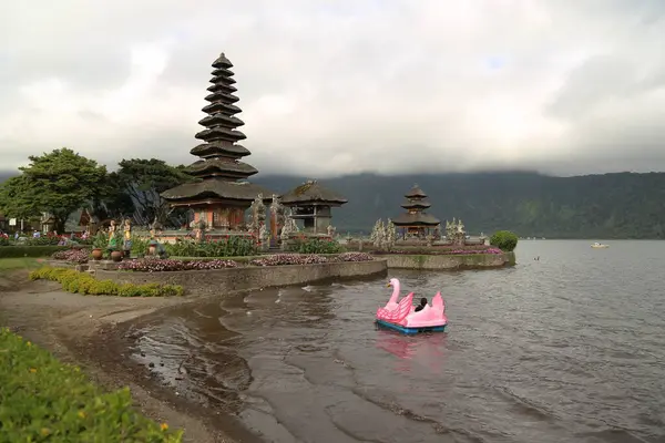 Bali Adası 'ndaki Pura Ulun Danu Batur Tapınağı. Sazdan çatılı Budist tapınağı. Göldeki tapınak. Etrafta bir sürü yeşillik var..