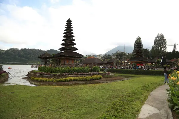 Bali Adası 'ndaki Pura Ulun Danu Batur Tapınağı. Sazdan çatılı Budist tapınağı. Göldeki tapınak. Etrafta bir sürü yeşillik var..