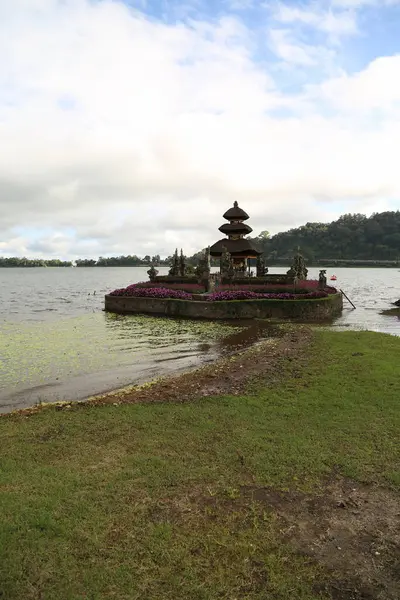 Bali Adası 'ndaki Pura Ulun Danu Batur Tapınağı. Sazdan çatılı Budist tapınağı. Göldeki tapınak. Etrafta bir sürü yeşillik var..