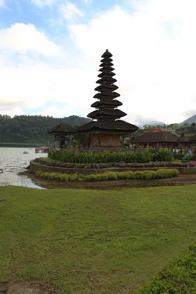 Bali Adası 'ndaki Pura Ulun Danu Batur Tapınağı. Sazdan çatılı Budist tapınağı. Göldeki tapınak. Etrafta bir sürü yeşillik var..