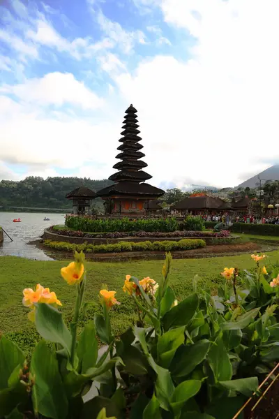 Bali Adası 'ndaki Pura Ulun Danu Batur Tapınağı. Sazdan çatılı Budist tapınağı. Göldeki tapınak. Etrafta bir sürü yeşillik var..