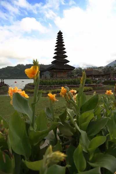 Bali Adası 'ndaki Pura Ulun Danu Batur Tapınağı. Sazdan çatılı Budist tapınağı. Göldeki tapınak. Etrafta bir sürü yeşillik var..