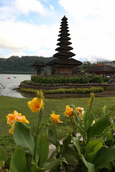 Bali Adası 'ndaki Pura Ulun Danu Batur Tapınağı. Sazdan çatılı Budist tapınağı. Göldeki tapınak. Etrafta bir sürü yeşillik var..