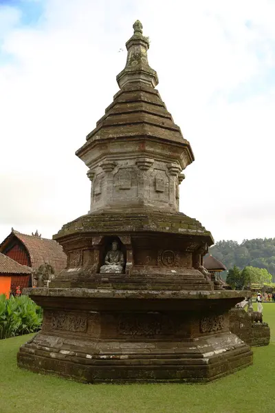 Bali Adası 'ndaki Pura Ulun Danu Batur Tapınağı. Sazdan çatılı Budist tapınağı. Göldeki tapınak. Etrafta bir sürü yeşillik var..