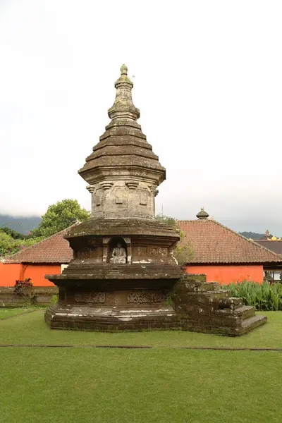 Bali Adası 'ndaki Pura Ulun Danu Batur Tapınağı. Sazdan çatılı Budist tapınağı. Göldeki tapınak. Etrafta bir sürü yeşillik var..