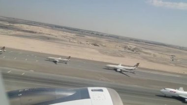Büyük uçak Abu Dabi havaalanından kalkıyor. Pistin penceresinden görüntüle.