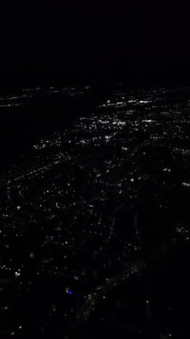 Şehrin gece manzarası uçak kanadının ana hatlarından geliyor..