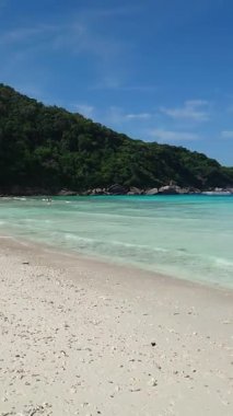 Tayland 'ın Similan Adası' nda beyaz kumlu kıyıları, turkuaz suyu, yemyeşil palmiyeleri ve ikonik kayaları olan çarpıcı tropikal plajlar..