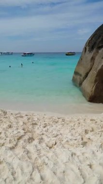 Similan Adası 'ndaki yumuşak beyaz kumlar, kristal berrak su ve canlı atmosfer. Tayland 'da Yüzme ve Su Maceraları.