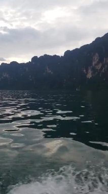 Tropikal bir cennette yüksek kireçtaşı kayalıkları ve sakin sular arasında manzaralı tekne gezisi..