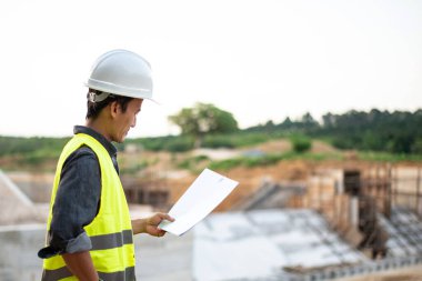 Barajda çalışan genç bakım mühendisi.